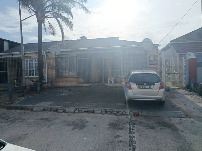 North End House For Sale: 5 rooms, rental income potential, versatile layout.