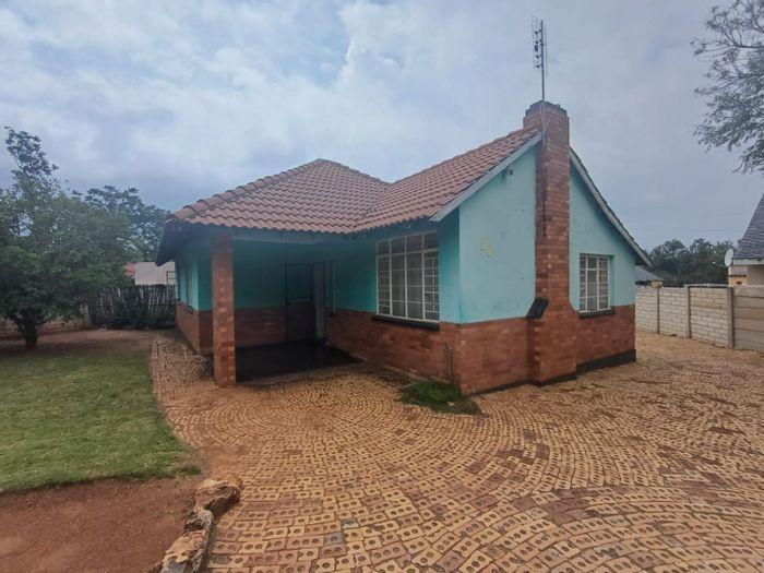 For Sale: House in Stilfontein Central with 3 bedrooms, flatlet, and garden.
