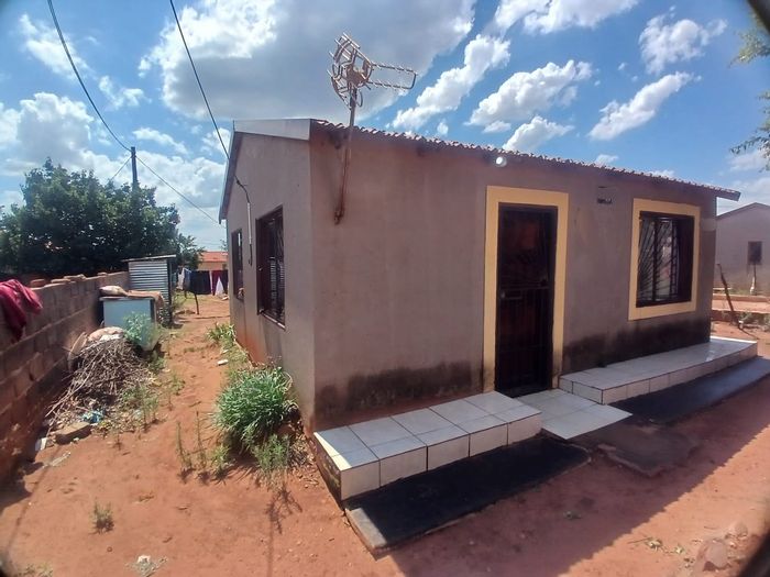 For Sale: 2-Bedroom House in Kanana Park, near schools and transport links.