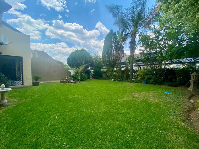 Vorna Valley Apartment For Sale: 2 Bedrooms, private garden, secure complex, pool access.