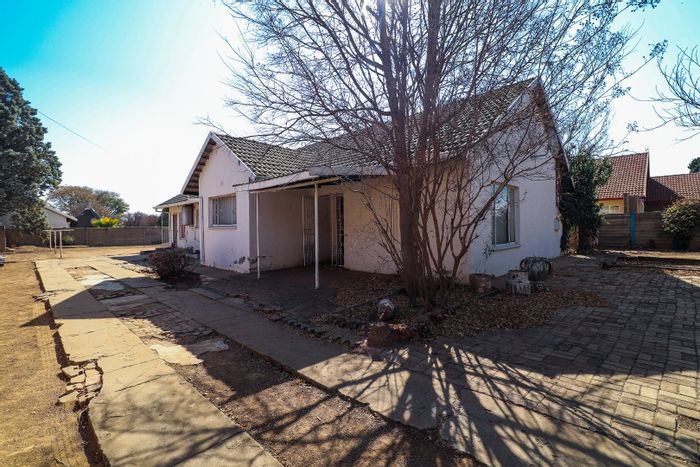 Three-bedroom house with two bathrooms on 1000 m² in Ellaton, For Sale.