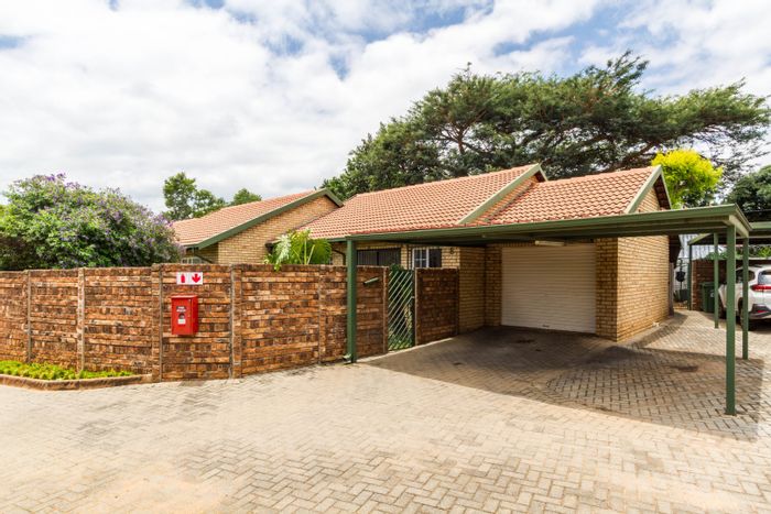 Die Wilgers Townhouse For Sale: 2 beds, garden, Lapa, pool access.