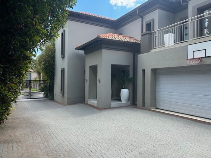 For Sale: Spacious 5-bedroom house in Greenstone Hill with pool and solar panels.