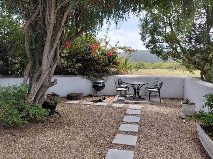 Keurbooms Apartment To Rent: Fully furnished, private views, Wi-Fi included, secure living.