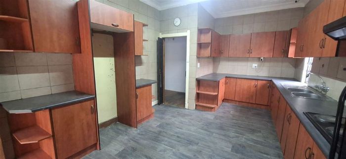 Boksburg South House For Sale: 3 bedrooms, versatile layout, parking for four cars.