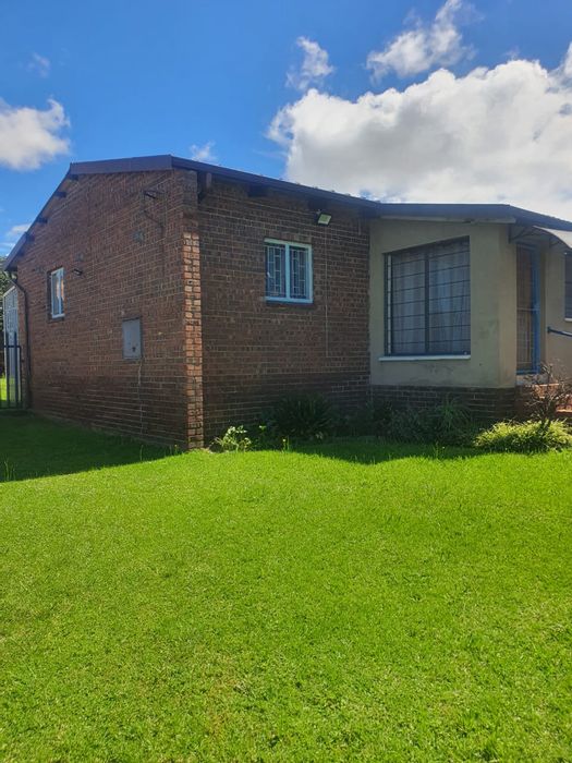 Reyno Ridge House For Sale: 2 bedrooms, garage, carport, JoJo tank included.