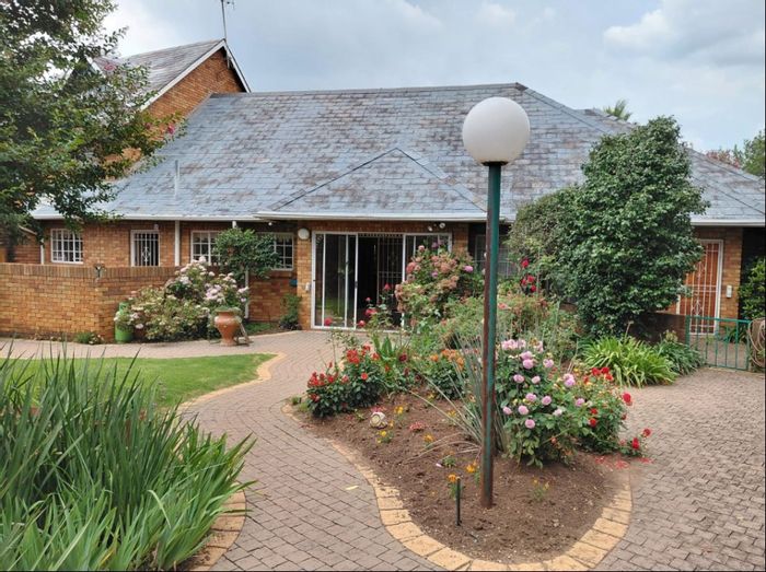 Dowerglen House For Sale: 4 beds, pool, pub, secure living, spacious layout.