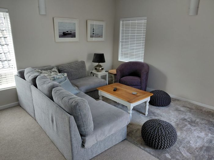 Piesang Valley Apartment To Rent: 3 bedrooms, private deck, open-plan living.