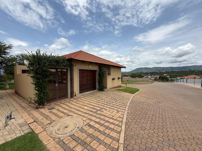 Townhouse To Rent in Xanadu: 2 beds, 2 baths, garage, mountain views.