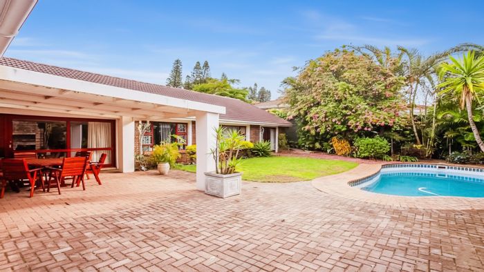 For Sale: Spacious 4-bedroom house in Stirling with pool, garages, and scullery.