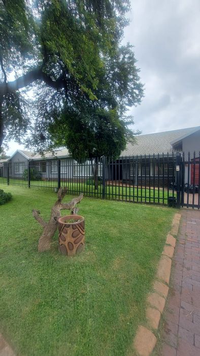 House For Sale in Freeway Park: 5 Bedrooms, Snooker Room, Spacious Garden, 3 Garages.