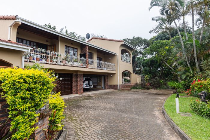 Umtentweni Townhouse For Sale: 3 beds, private pool, sea views, double garage.