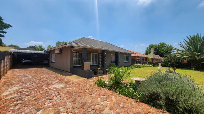 3-Bedroom House in Stilfontein Ext 2 For Sale with Garage and Carports.
