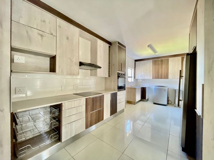 Spacious 4-bedroom house in Aerorand with large yard and ample storage. To Rent.