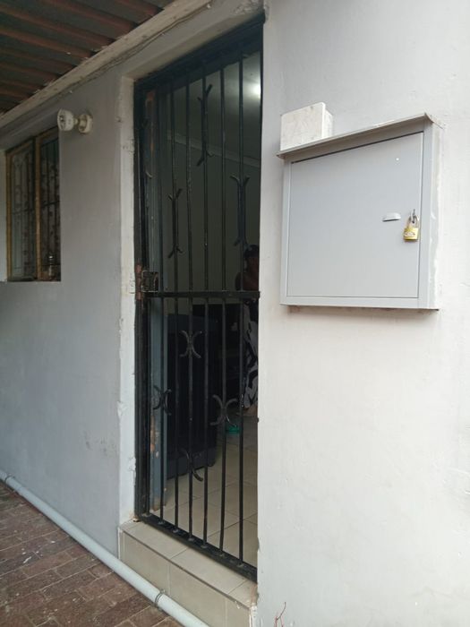 House To Rent in Ridgeway: 1 Bedroom, open plan, near amenities and transport.