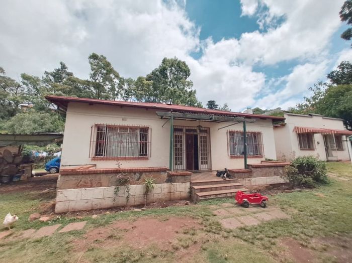 Spacious 3-bedroom house in Observatory with parking, braai area, and granny flat. For Sale.