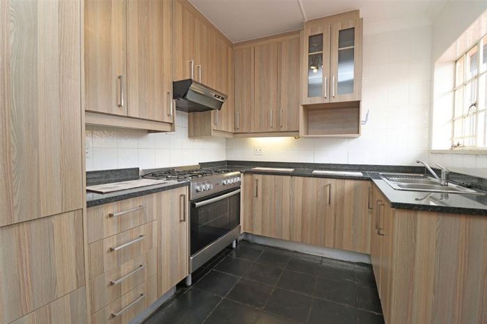 For Sale: Spacious 4-bedroom house in Allen Grove with 4 garages and staff quarters.