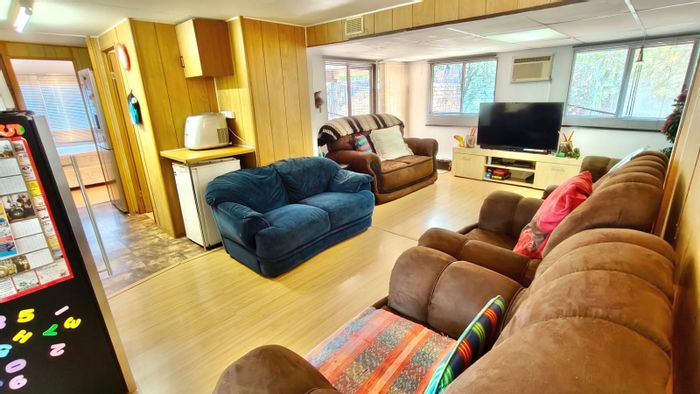 Vaal Marina Central House For Sale: 4 beds, pool, clubhouse, boat access.