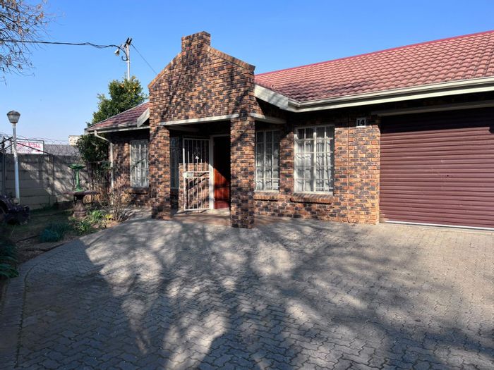 1-Bedroom Townhouse For Sale in Vereeniging Central with community amenities and security.