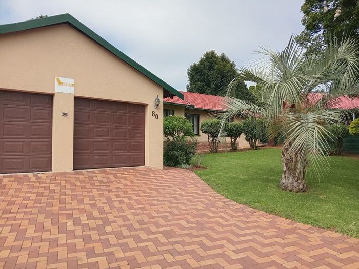 Noordheuwel House For Sale: Garden, Pool, 3 Bedrooms, Dining Room, Garage.