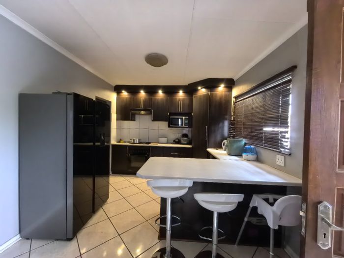 River View House For Sale: 3 Bedrooms, Open Plan Living, Lock-Up Garage, Playroom.