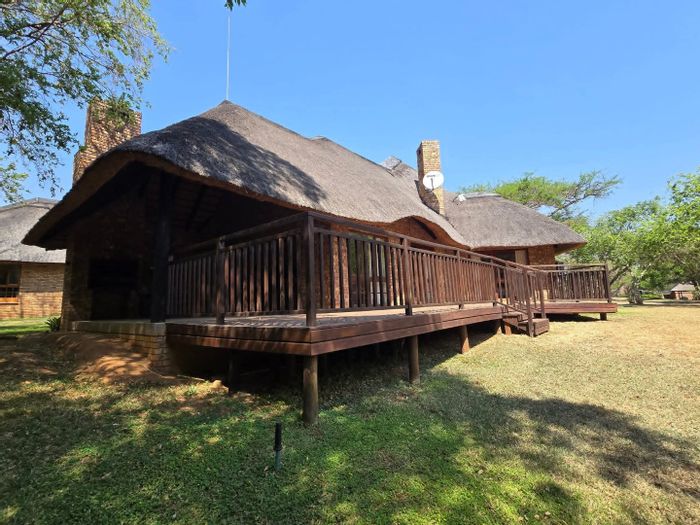 For Sale: Hazyview Central House with 3 en-suite bedrooms, golf course access.