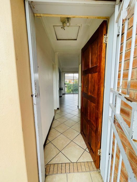 Erand Gardens Apartment To Rent: 2 bedrooms, open-plan living, near shopping and highways.