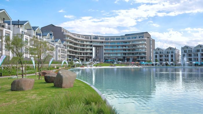 To Rent: Apartment in Waterfall with lagoon access, lifestyle centre, and security.