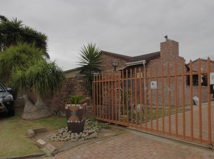 For Sale: Spacious 5-bedroom house in Noorsekloof with flatlet and outdoor braai.