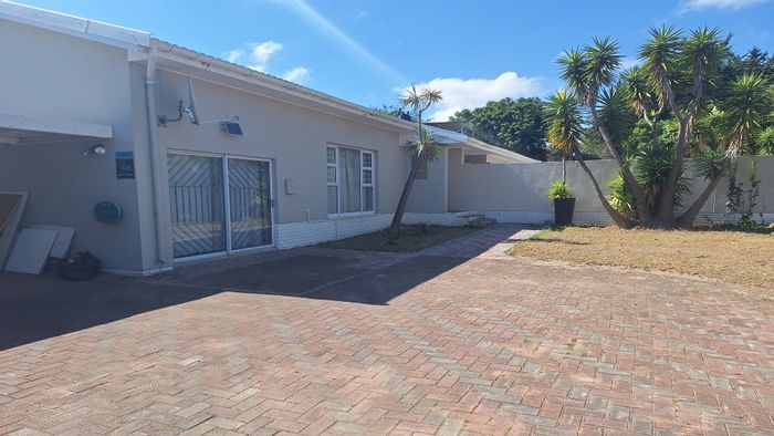 Brymore House For Sale: 4 beds, 4 baths, pool, flatlet potential, large erf.