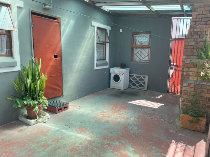 For Sale: House in Tafelsig with 2 bedrooms, carport, and braai area.