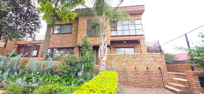 Spacious 7-bedroom house in Laudium with solar panels and triple garage for sale.
