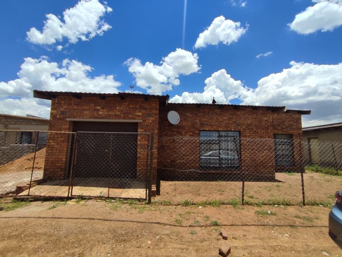 For Sale: House in Geluksdal Ext 2 with garage, fitted kitchen, three rooms.