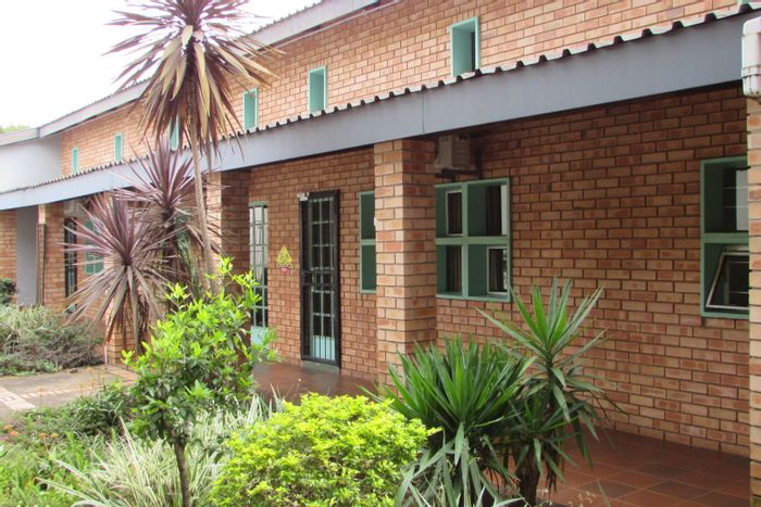 Commercial office in White River Central to rent, featuring 3 offices and parking.