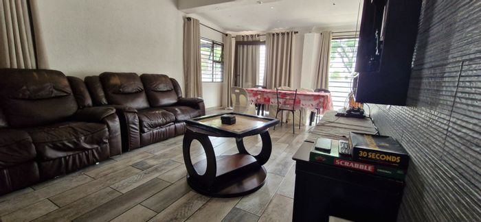 Crosby House For Sale: 3-bed main house, cottage, jacuzzi, ample parking.