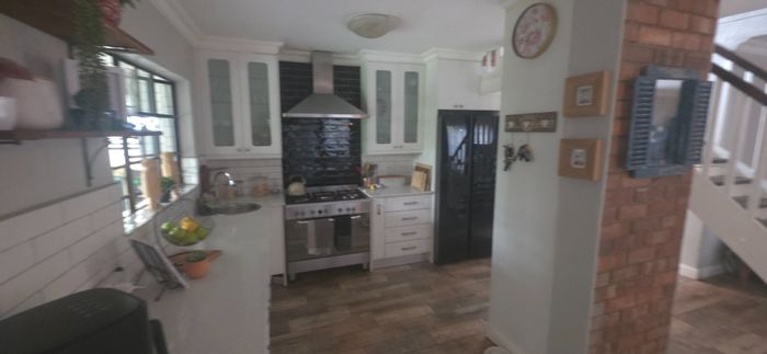 For Sale: House in Montana Park with pool, patio, and spacious living areas.