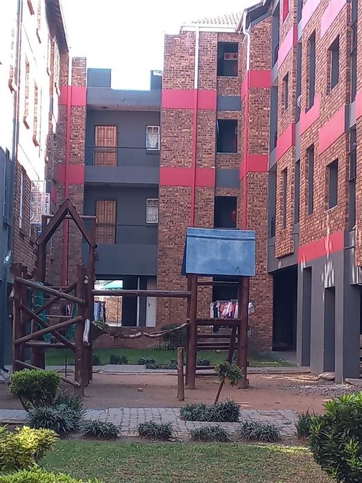 Ravenswood Apartment For Sale: 1 bedroom, pool, secure parking, ideal for investors.