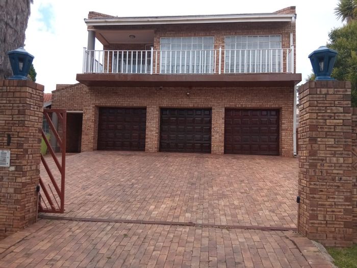 For Sale: Spacious Noordheuwel house with 4 bedrooms, pool, office, and garages.