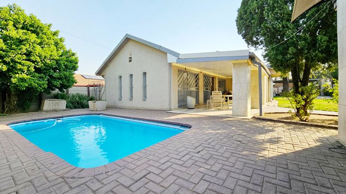 For Sale: House in Arcon Park with pool, garden cottage, and double garage.