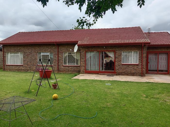 For Sale: House in Bester with 3 bedrooms, 2 bathrooms, and double garage.