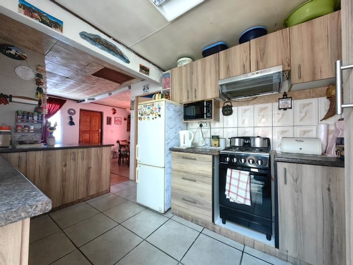 For Sale: Spacious 6-Bedroom House in Roosendal with Separate Entrance and Braai Area.