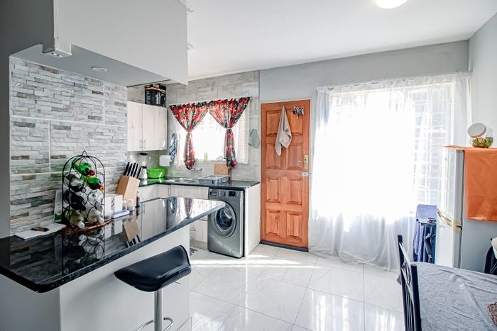 Annlin Townhouse For Sale: 2 beds, private garden, garage, near amenities.