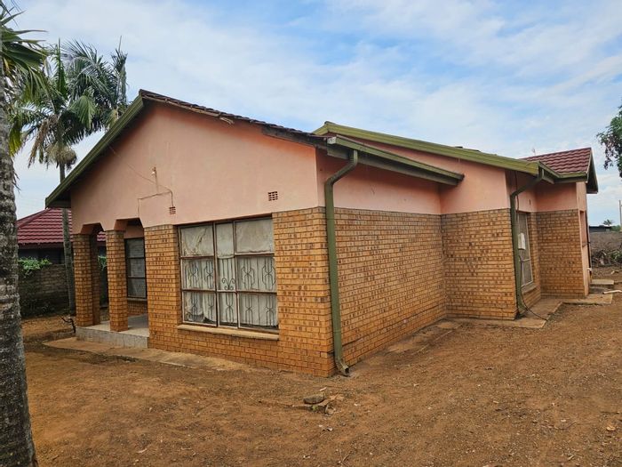 House for Sale in Thohoyandou: 3 bedrooms, close to amenities, no bond required.