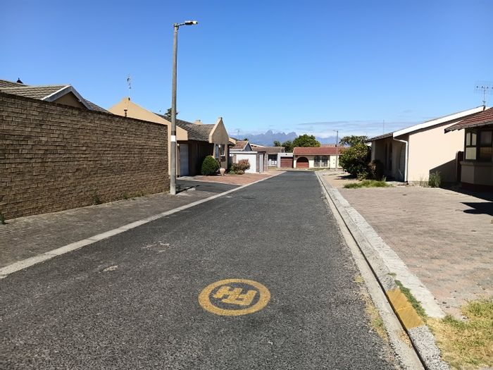 2-Bedroom House For Sale in Tuscany Glen with Expansion Plans and Ample Parking.