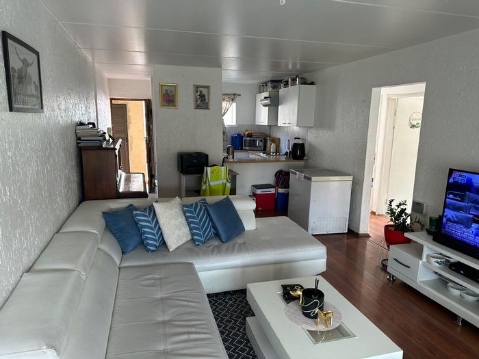 For Sale: 3-Bedroom Townhouse in Mondeor with pool, security, and patio access.