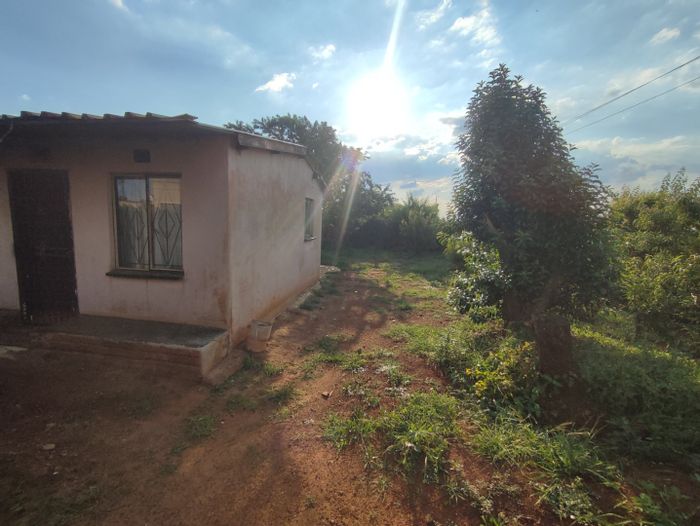 Two Bedroom House in Etwatwa For Sale with Open Plan Layout and Spacious Yard.