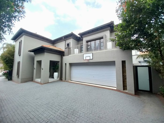 For Sale: House in Greenstone Hill with pool, solar panels, and versatile spaces.