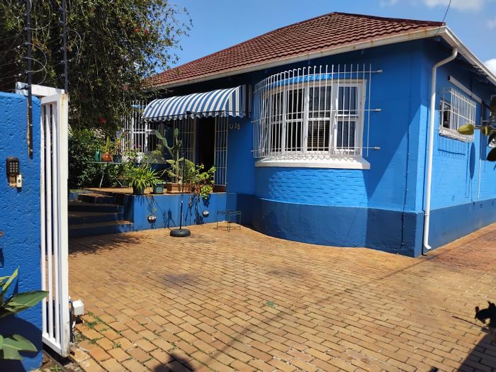 Kensington House For Sale: 3 bedrooms, pool, granny flat, solar power, security features.