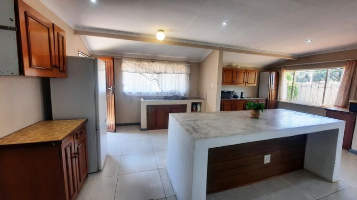 For Sale: 4-Bedroom House in Witpoortjie with large garden and ample living space.