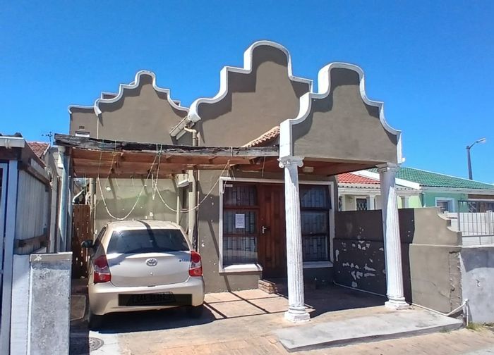 Five-bedroom house for sale in Westridge with dual living potential and parking.